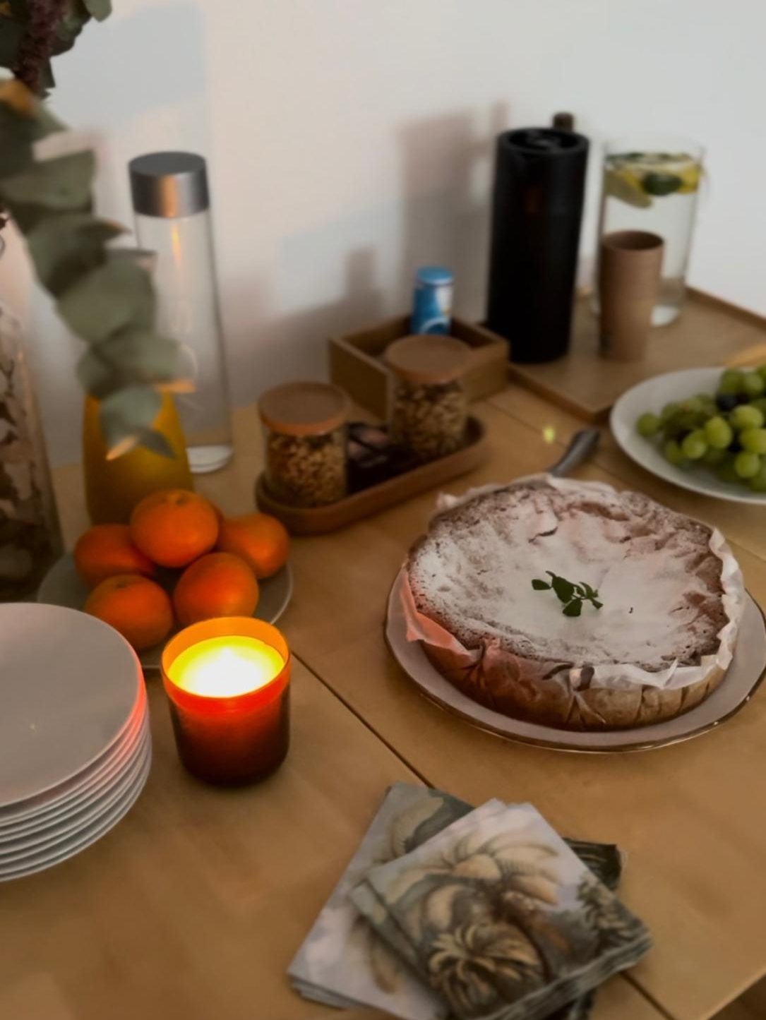 mesa con resultado de platos cocinados en el taller de cocina ayurvédica impartido por Satya Mans