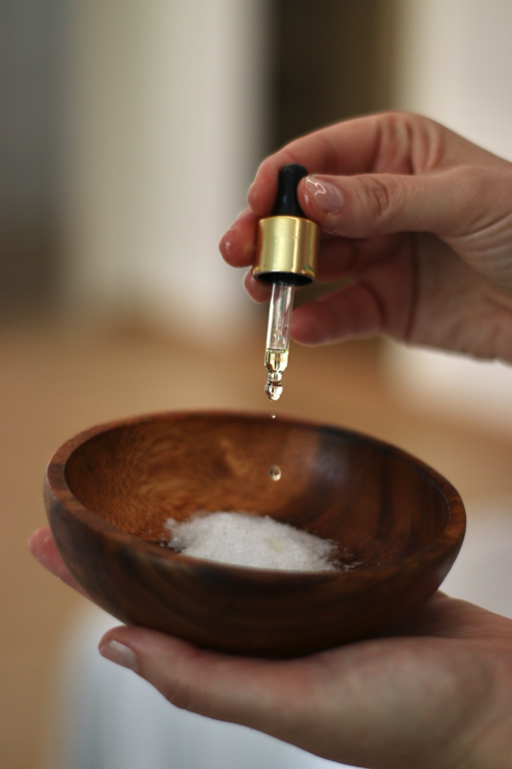 imagen de Satya Mans preparando la mezcla para realizar la exfoliación corporal